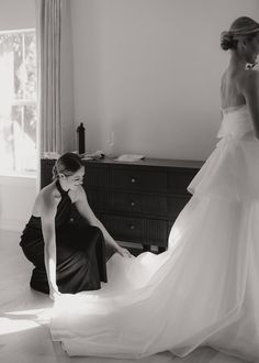 sister fluffing brides dress on wedding day Wedding Photography Detail Shots, Bride Pictures, Dallas Museum Of Art, Wedding Details Photography