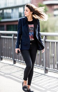 Yes fuuuuck yes !! Love this look Mode Edgy, 16 Outfits, Look Office, Walking Down The Street, Berlin Fashion Week, Elegante Casual, Mode Inspo, Womens Fashion For Work