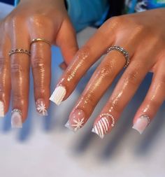 Short Tip Christmas Nails, Simple Nail Design For Christmas, Shorties Nails Square Christmas, Christmas Inspired Nails Short, Christmas Short French Tip Nails, Shorties Nails Square Winter, Holiday Short Acrylic Nails, White Christmas Nails Acrylic Short, Winter Nail Sets Acrylic