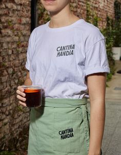 Cantina Mandia no Behance Casual Restaurant Uniform, Brand Uniform Design, Uniform Restaurant Design, Cafe Uniform Design, Restaurant Uniforms Casual, Cafe Uniform Aesthetic, Restaurant Uniform Design, Coffee Shop Uniform Ideas, Cafe Uniform Ideas