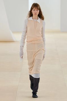 Issey Miyake Spring 2024 Ready-to-Wear Fashion Show | Vogue Paris Mode, Spring Summer 2024, Runway Collection, 가을 패션, Spring 2024, Issey Miyake, Mode Inspiration, Primavera Estate, Summer 2024