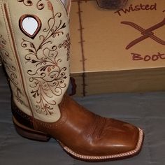 Beautiful Womens Twisted X Boots Worn Once Twisted X Shoes, Twisted X Boots, Shoes Heels Boots, Cowboy Boots, Heeled Boots, Shoes Women Heels, Shoes Heels, Twist, Cream