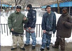 Wow, let's all hang out in our boxers and be gangsta Soft Boy Outfits, Saggin Pants, Vintage Outfits Men, Sagging Pants, Masc Fashion, Swag Men, Skating Outfits, Skater Style, Workout Humor