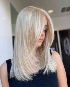 Winter Hair Colour For Blondes, Blond Beige, Winter Hair Color Trends, Summer Haircuts, Blonde Haircuts, Winter Hair Color, Hair Inspiration Color, Medium Hair Cuts