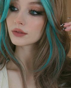 Two Toned Brown Hair Color Ideas, Black And Turquoise Hair, Blue Hair Streaks, Bright Blue Hair, Hair Color Underneath, Hair Streaks, Dye Colors