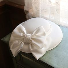 Delicato:Lavabile; Genere:Per donna; Contenuto della confezione:Cappelli; Tipi:Cappello Fascinator; Vacanze:Mascherata; Stile:Stile anni '50,Retrò vintage; Occasione:Festa / Serata; Materiale:Altro Materiale; Fascia d'età:Adulto; Caratteri:Kate Middleton,Audrey Hepburn; Data di quotazione:06/29/2022 Wedding Top Hat, Topi Vintage, Top Hats For Women, Evening Hat, Ivory Fascinator, White Fascinator, Handmade Tiaras, Black Fascinator, Retro Hats