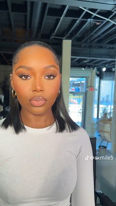 Natural Makeup Blackgirl, Sleeked Hairstyles, Light Glam Makeup, Light Glam, Glamour Makeup Looks, Natural Beat, Dark Makeup Looks, Makeup For Black Skin, Brown Skin Makeup