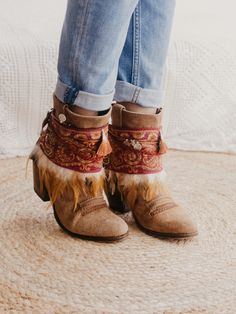 These Boho feathers buckles cuffs for boots are the perfect accessory to decorate your high boots or ankle boots. They are made with carefully selected ethnic materials, in a completely handmade process. With them you will get that those boots, that you wear everywhere and you have super comfortable, have a different air when you want and so you can enhance that Boho-Chic style that we love so much. When you purchase a product, it includes the complete pair (left and right foot). This price is f Diy Boho Boots, Bohemian Moto Boots For Festival In Fall, Bohemian Moto Boots With Round Toe For Fall, Bohemian Winter Boots With Round Toe, Brown Fringe Boots For Festival, Bohemian Leather Boots With Fringe, Brown Tasseled Boots For Festivals, Bohemian Brown Winter Boots, Bohemian Ankle Boots For Winter