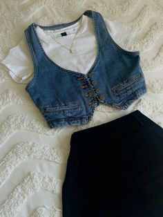 #friends #rachelgreen #outfits #outfitidea #spring #denim #vest #aesthetic #unioutfit Denim Vest Shirt Outfit, Edgy Vest Outfit, Blue Jean Vest Outfit Summer, Denim Vest Top Outfit, Denim Vest Outfit Spring, Styling Jean Vest, Jean Vest Top, Friends Fall Outfits, Patchwork Aesthetic Fashion