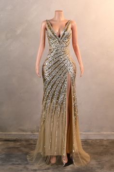 Sirène Deep V cou cou long golden robe de bal avec limon Champagne Mermaid Hem Dress For Gala, Gold V-neck Evening Dress For Gala, Gold V-neck Evening Dress For Cocktail, Gold V-neck Evening Dress For Prom, Gold V-neck Dress With Sequins, Glamorous Gold V-neck Evening Dress, Prom Dress Gold, Prom Gold, Gowns Dresses Evening