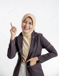 Foto Formal Kerja Hijab, Nailart Photoshoot, Muslim Business Women, Foto Formal Kerja, Y2k Pose, Hijab Office, Pocket Office, Tuxedo Colors