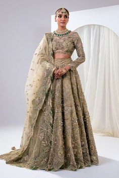 Latest Pakistani Bridal Dress In Embellished Lehenga Choli And Dupatta Style For Wedding Champagne Indian Wedding Dress, Seema Gujral Bridal Lehenga, Seema Gujral Lehenga, Gold Wedding Lengha, Lehenga With Contrast Dupatta, Indian Lehenga Designs, Gold Wedding Lehenga, Contrast Lehenga, Zardozi Lehenga