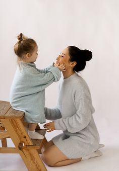 Mommy And Me Photoshoot Studio, Mom And Toddler Photoshoot, Mother Daughter Photography Poses, Baked Gifts, Toddler Poses