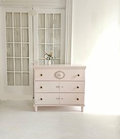 Cute 1950s maple dresser,  painted light pink. Pretty scandinavian design  😊please contact me before ordering,  I will need your zip code to give you a price for shipping  🙂I am located in NJ 07080 , pickup and delivery are available  Love, peace, namaste  Gin💕 Dresser Boho, Maple Dresser, Pink Dresser, Dresser Painted, Pastel Home, Boho Scandinavian, Shabby Chic Dresser, Boho Bedroom Ideas, Pastel House