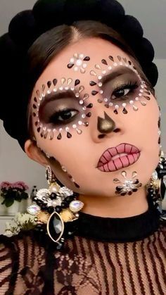 Catrina Hairstyle, Catarina Makeup, Easy Dia De Los Muertos Makeup Ideas, Catrina Outfit, Candy Skull Makeup, Halloween Skeleton Makeup