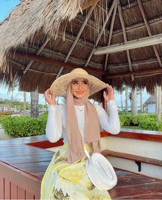 Beach Hijab Outfit Ideas, Hijabi Beach, Hijabi Beach Outfit, Batul Bazzi, Beach Outfit Hijab, Modest Beach Outfit, Beach Hijab, Hijab Outfit Summer, Beach Foto