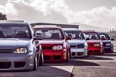 a row of cars parked next to each other