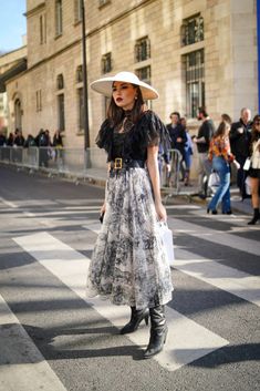 Toile Outfit, Dior Style Outfit, Dior Skirt Outfit, Dior Belt Outfit, Black Pointy Boots, Toile Skirt, Dior Belt, Dior Skirt, Pointy Boots