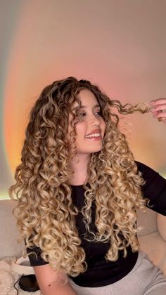 Mabs | meu corte de cabelo 🤎 corte em camadas - vídeo detalhado no youtube (link na bio) 🤍 #cabelo #curvatura #onduladas #cacheadas #crespas… | Instagram Blonde Highlights Curly Hair Natural Curls, Blonde Balayage Curly Hair, Brown Hair With Blonde Streaks, Gingerbread Caramel Hair, Curly Light Brown Hair, Beauty Secrets Hair, Perfect Curly Hair, Long Natural Curly Hair