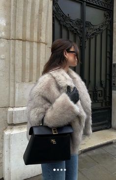 Fur Jacket Casual Outfit, Outfit For Snow Winter, Outfits With Fur Jacket, Winter Outfit Parisian Style, Winter Outfits With Fur Coat, Elegant Winter Jacket, How To Style A Fur Coat, How To Style Fur Coat, Fur Coat Casual Outfit