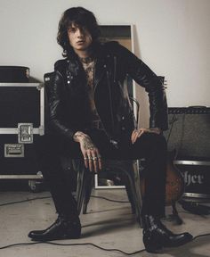 Jon Dretto, Loic Williams, Rocker Aesthetic, Blonde Goth, Psychobilly Fashion, Masculine Outfits, Leather Fashion Men, Goth Guys, Bad Boy Aesthetic