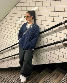 Dinner To Drinks Outfit, Overall Baggy Outfits, Quarter Zip Windbreaker Outfit, Styling Windbreakers, Cool Cardigan Outfit, 90s Joggers Outfit, New York Streetwear Women, Pnw Street Style, Street Classy Outfit