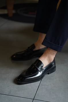 Elevate your formalwear with these exquisite black leather loafers.  Meticulously crafted from the finest leather, they offer unparalleled comfort and a timeless design. ✨


 #BlackLoafers #MensStyle #FormalShoes #LuxuryLeather #TimelessClassics Leather Loafers For Men, Mens Leather Loafers, Shoe Molding, Black Leather Loafers, Black Loafers, Unique Shoes, Casual Loafers