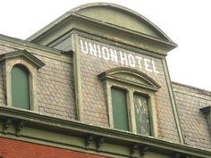 an old building with the word union hotel painted on it