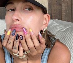 Hailey Bieber is a fashion icon recognized for her exceptional sense of style. Now, her viral manicures are taking the world by storm. Hailey’s nails have been the focus of many Instagram and TikTok posts attempting to replicate her stunning looks. Hayley Bieber, Nagellack Trends, Celebrity Nails, Summer Manicure, Summer Nails Colors, Hot Nails