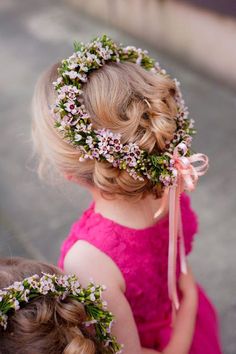 Inspire-se nessas ideias de guirlandas delicadas para daminhas! Com flores no cabelo, as crianças ficam ainda mais fofas no casamento! Wax Flower Crown, Girls Crown, Flower Girl Crown, Hair Wreaths, Savannah Wedding, Spring Wedding Flowers, בר מצווה, Flower Girl Hairstyles, Wedding Flower Girl