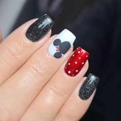 Christmas In Disney World, Christmas In Disney, Disney Gel Nails, Simple Disney Nails, Disney World Nails, Christmas Minnie Mouse, Disney Themed Nails, Not Jealous, Disneyland Nails