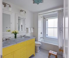 a bathroom with two sinks, a toilet and a bathtub