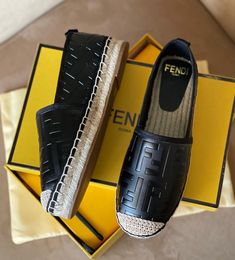 Tenis Balenciaga, Elegant Shoes Heels, Trendy Shoes Sneakers, Men Loafers, Elegant Shoes, Fendi Shoes, Jeffrey Campbell Shoes, Dream Shoes, Trendy Shoes