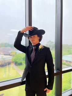 black tux. cowboy hat. prom photoshoot Country Prom Outfits For Guys, Suit And Cowboy Hat, Tux For Prom, Black Shirt With Jeans, Prom Tuxedo Ideas, Cowboy Tuxedo, Cowboy Prom