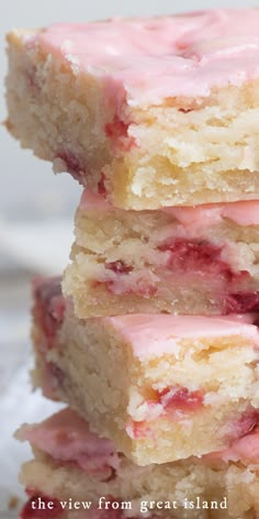 A stack of pink strawberry lemon blondies Strawberry Lemon Blondies, Strawberry Blondies, Lemon Blondies, Strawberry Bars, Desserts Summer, Resep Brownies, Pane Dolce, Dessert Bar Recipe, Spring Desserts