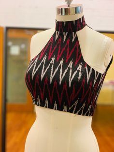 Beautiful and sleek halter neck design. Top Neck Designs For Women, Sleeveless Blouse Patterns, Halter Neck Back Design, Halter Neck Blouse Back, Halter Neck Designs, Black Velvet Blouse Design, Halter Neck Blouse