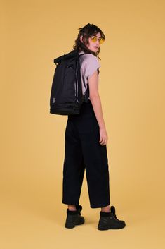 Carrying Bag Pose Reference, Wearing Backpack Reference, Backpack Pose Reference, Backpack Pose, Backpack Photography, Chic Backpack, Travel Chic, Standing Poses, Studio Photoshoot