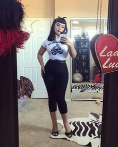 What To Wear To A Burlesque Show Outfit, Modern Pinup Outfits Ideas, Gothabilly Aesthetic, Coffin Aesthetic, 50s Goth, Rockabilly Aesthetic, Gothabilly Fashion, Modern Pin Up Style, Mode Rockabilly