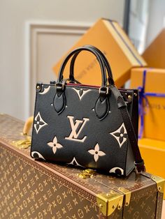 SSC Fashion Lu-Vi bags - 17653 A+ Excellent Quality copies; Contact us if you've any questions in your mind. Tas Louis Vuitton, Tas Lv, Louis Vuitton Taschen, Onthego Mm, Work Essentials, Chanel Purse, Monogram Pattern, Black Tote, Vuitton Bag