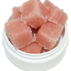 Solid sugar scrub cubes are the new trend in bath and body products. Follow this easy recipe to make your own! Diy Sugar Scrub Cubes, Sugar Scrub Cubes, Homemade Scrub, Sugar Scrub Diy, Lip Scrubs, Diy Scrub, Sugar Scrubs, Homemade Beauty, Sugar Cubes