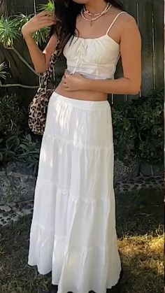 Long White Dresses Aesthetic, Long White Beach Skirt, White Skirt Flowy, White Maxi Dress Aesthetic, Maxi Skirt Outfit Summer Aesthetic, Long Flowy White Skirt, Long Skirt Girlies, Maxi Skirt Outfits Aesthetic, White Skirt And Top Outfit