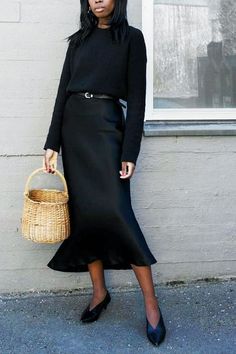 Slip Skirt Outfit, Black Satin Skirt, Slip Dress Outfit, Big Skirts, Jumper Outfit, Satin Noir, Black Slip Dress, All Black Outfit