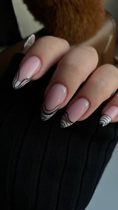 Ногти 2023. Зебра. Фрэнч Marvel Nails, Nail Piercing, Zebra Nails, Grunge Nails, Lines On Nails, Cute Gel Nails