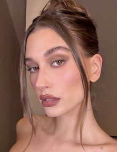 Hailey Bieber Makeup Looks Natural, Hailey Bieber Natural Makeup, Hailey Bieber Nose, Hailey Bieber Hairstyles, Hailey Baldwin Makeup, Hailey Bieber Makeup, Brown Makeup, Makeup Salon