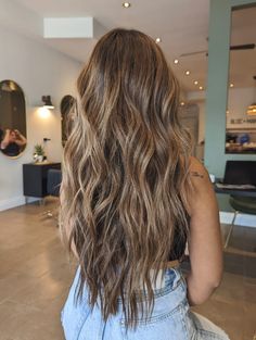 Hair Inspo Color Balayage Caramel, Beachy Brown Hair Balayage, Highlights For Light Brown Hair Straight, Lightening Brown Hair, Brown Hair With Few Highlights, Low Lights In Brown Hair, Brunette With Warm Highlights, Brunette Balayage Hair Summer 2024