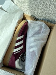 #adidas#samba#shoes#cozy#lifestyleblogger Adidas Samba Shoes, Burgundy Adidas, Samba Shoes, Fall Street Style, Happy Lifestyle, Adidas Samba, Lifestyle Blogger, Short Hair, Short Hair Styles