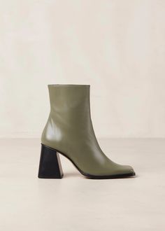 Green leather ankle boots with a squared toe and flared block heels. Invest in a pair of these '90s-inspired booties before fall hits. Made in Spain. Olive Boots, 90s Looks, Vegan Boots, Sustainable Leather, 90s Inspired, Ballerina Flats, Roll Neck, Mini Dresses, Green Leather