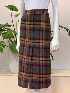 vintage muted plaid wool midi length pencil skirt  slim, straight pencil cut w/ hidden buttons down skirt front 'Savannah' 100% wool tag size 4, fits modern x-small/small 25 inch waist  36 inch hip measurement  32 inch length  fully lined snaps at front waistband  excellent condition, no marks or flaws visible Fitted Plaid Pencil Skirt, Fitted Plaid Pencil Skirt For Work, Vintage Pencil Skirt For Fall, Straight Skirt, Plaid Skirts, Wool Plaid, Savannah Chat, Midi Length, Pencil Skirt