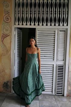 Maxi dress | maxi skirt | summer dress | patterned dress | green dress | checkered dress | flowy dress | long dress | summer outfit | simple summer outfit | easy summer outfit | casual outfit | casual summer outfit | beach outfit | dinner outfit Dorothy Dandridge, Mode Hippie, Europe Outfits, Stay Classy, 2023 Fashion, Glam Dresses, Casual Spring