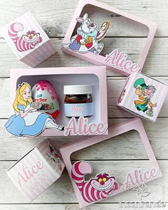 Il compleanno di Alice tema Wonderland:
scatoline porta confetti per gli adulti e scatole per ovetto e Nutella per i più piccoli

Alice in Wonderland party ideas 

#incartando_incantando #compleannobimba #festaalice #compleannoalice #portaovettokinder #portanutella #cubettiportaconfetti #portaconfettialice #ideecompleanno #portaconfetticompleanno #aliceinwonderlandbirthday #aliceparty #alicepartyfavors #nutellabox #kindersurprisebox Alice In Wonderland Party Ideas, Wonderland Party Ideas, Anime Crafts Diy, Porta Confetti, Disney Princess Birthday Party, Packaging Template Design, Party Giveaways, Party Topper, Kids Favors